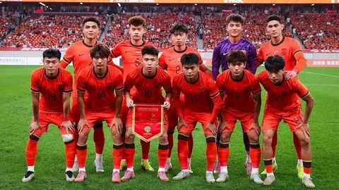 铜梁龙焕新战袍！红色激情，白色优雅，球迷投票定下27赛季球衣风采！🔥👕🎉 #铜梁龙球衣投票季#